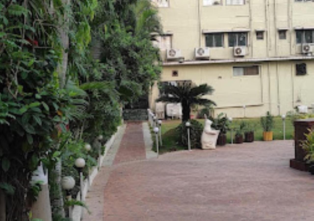 Hotel Blue Paradise Chandrapur Exteriör bild